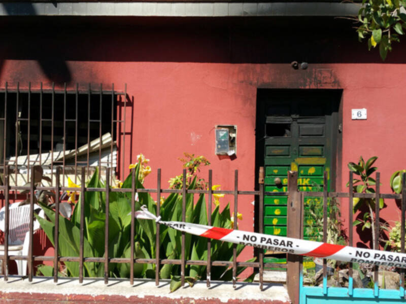 Efectivos del Consorcio de Bomberos extinguen un incendio que deja calcinada una vivienda en la calle Naranjo(Chipiona)