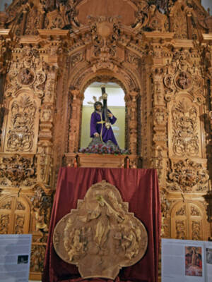 Sevilla. Expuesto el alto relieve que coronará el Retablo de Guzmán Bejarano para el Cristo de las Tres Caídas.