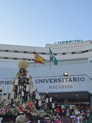 Sevilla. La Reina de San Leandro procesionó en la barriada sevillana de la Huerta del Carmen.