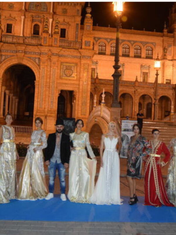Sevilla.La Plaza de España de Sevilla testigo de pasarela de Custo Barcelona y caftanes marroquí.