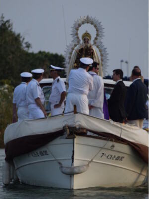 Sevilla.El Guadalquivir testigo de la Procesión fluvial del Carmen de Calatrava.