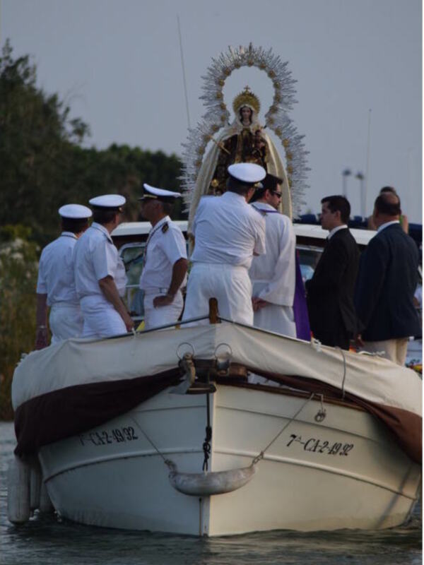 Sevilla.El Guadalquivir testigo de la  Procesión fluvial del Carmen de Calatrava.