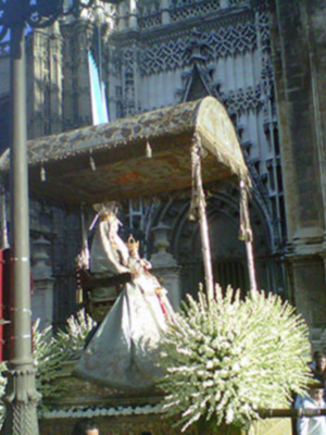 La Virgen de los Reyes salió a la calle.