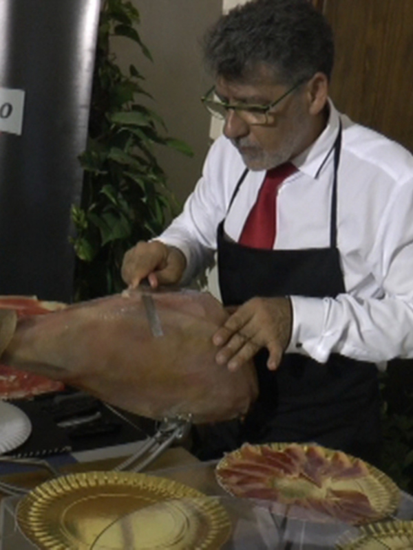 El Concurso Nacional de Cortadores de jamón todo un éxito a pesar del cambio de ubicación por la lluvia(Chipiona)