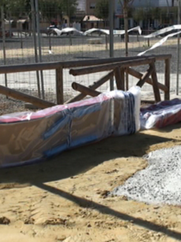 Comienza la instalación del parque infantil de Poeta Miguel Hernández financiado por Diputación(Chipiona) 
