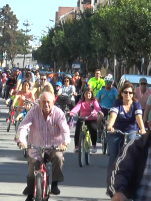 La gran fiesta ciclista de Chipiona sirve para reivindicar a la Junta el carril bici acordado 