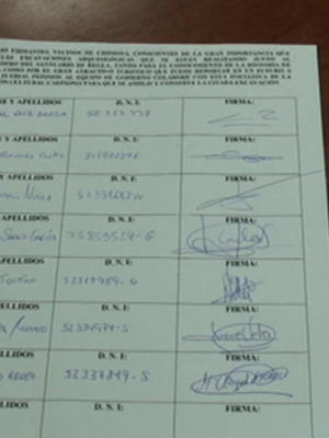 Un documento de identificación con campos para nombres y apellidos, números de identidad, fechas de nacimiento y firma.