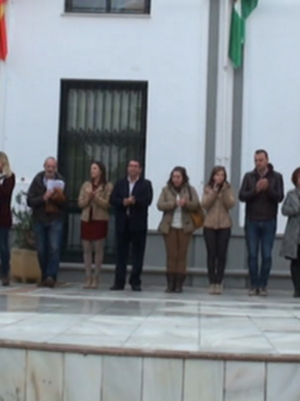 Chipiona muestra su rechazo al atentado a la Embajada Española en Kabul con un minuto de silencio y banderas a media asta 