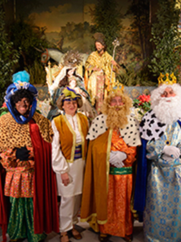 Los Reyes Magos hicieron escala en el Belén de la Solidaridad en el Convento de Santa Rosalía de Sevilla.