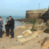 El Subdelegado del Gobierno anuncia la actuación urgente de Costas en la muralla del paseo próxima al faro de Chipiona