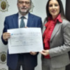  El Colegio de Procuradores de Sevilla entrega el talón del euro solidario a Cáritas Diocesana
