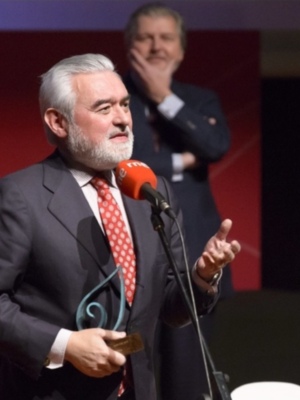 RNE entrega los Premios El Ojo Crítico 2015, que homenajean la trayectoria del director de la RAE, Darío Villanueva