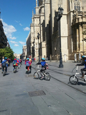 Escolares visitan Sevilla en bicicleta