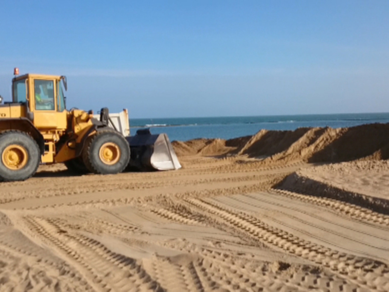 Playas pide colaboración para garantizar la seguridad en los trabajos iniciados hoy en la playa de la Cruz del Mar