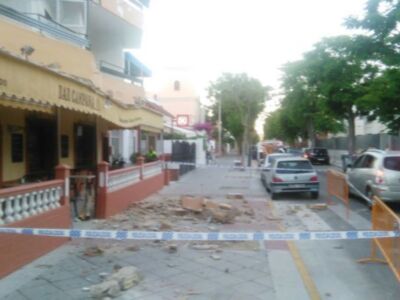 La mayor parte de un balcón se desprende cayendo sobre el toldo de un establecimiento y la acera 