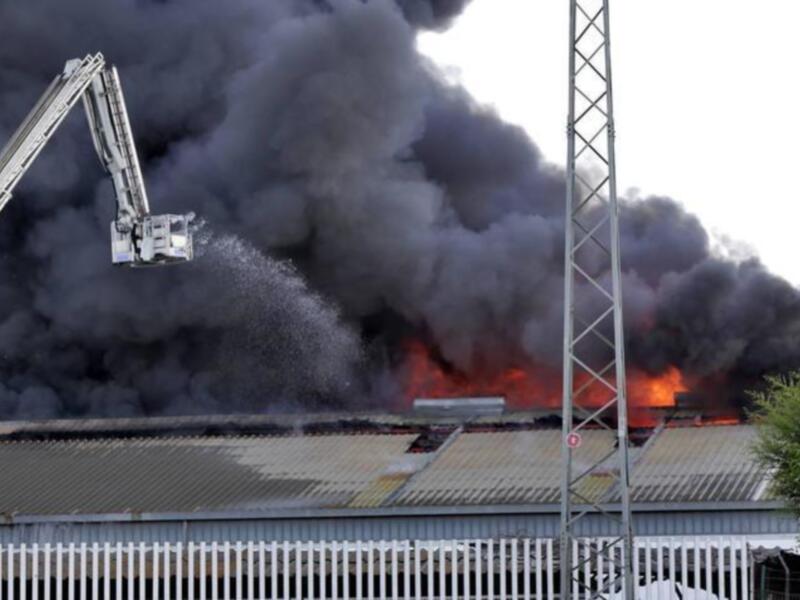 La ministra de Empleo y Seguridad Social y el delegado del Gobierno visitan la planta de Ybarra en Dos Hermanas (Sevilla) afectada por un incendio