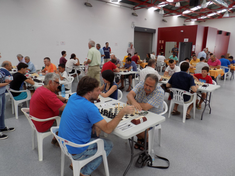 Medio centenar de ajedrecistas iniciaron ayer la competición en el histórico Open Chipiona de ajedrez