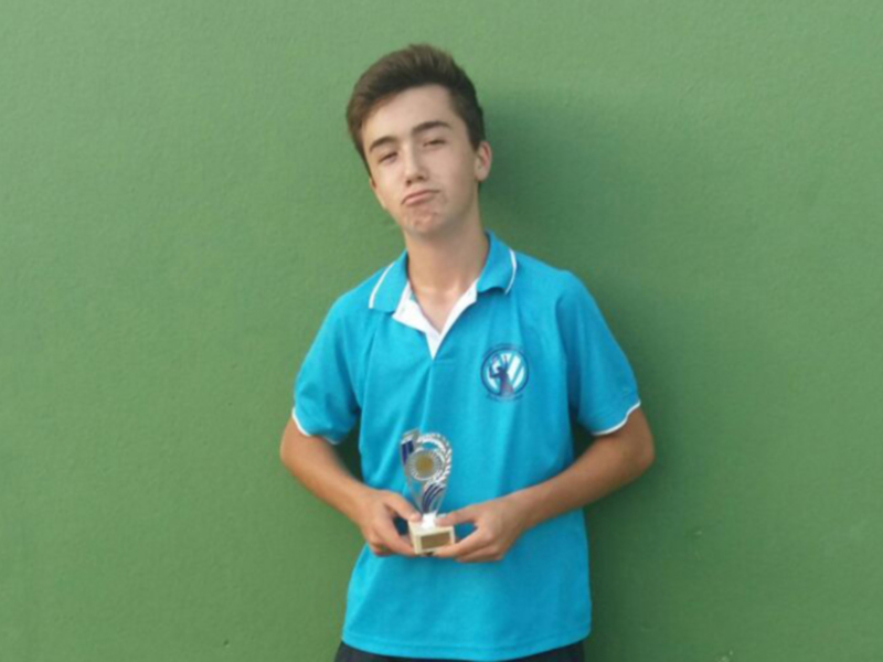 Felipe Vázquez y  Pablo Solis campeones cadete e infantil del tercer Torneo infantil de tenis de Costa Ballena Rota