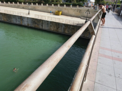 Salto al agua desde el puente
