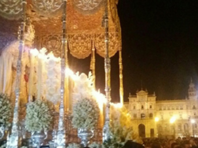 La Virgen de La Paz Coronada cruza el Parque de María Luisa para volver a su casa.