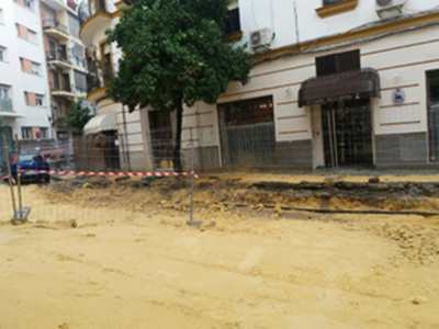 La lluvia empeora el estado de la obras.