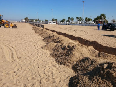 Comienza en la Cruz del Mar la instalación de retenedores de arena en las playas de Chipiona
