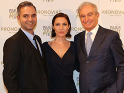 Josephine de la Baume, radiante en la apertura de la nueva Flagship Store Parisina de PRONOVIAS