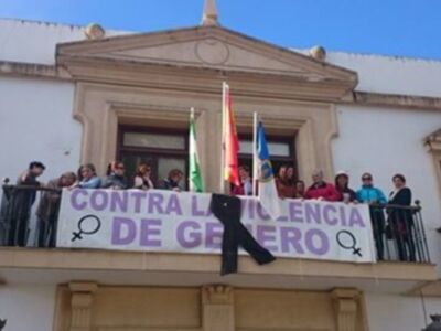 Manifestación contra la violencia de género en un balcón municipal.
