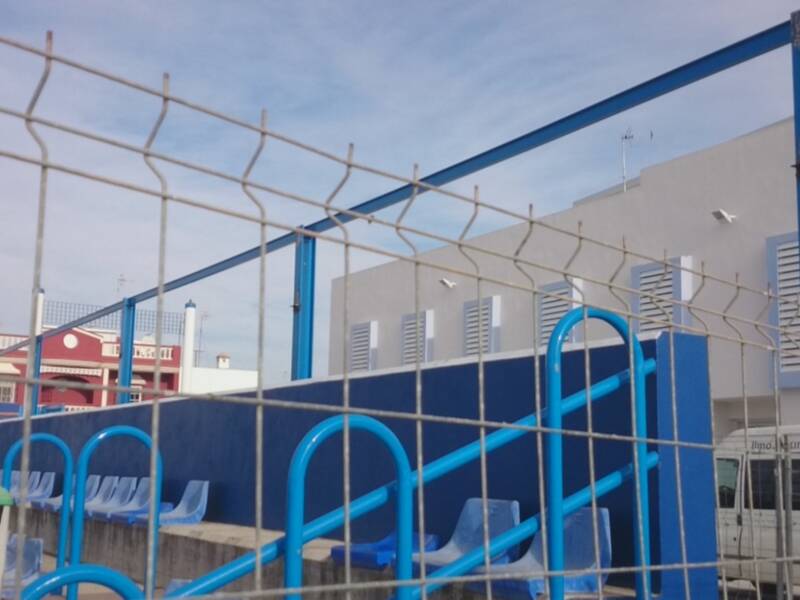 Comienza el Plan Invierte en el Polideportivo municipal con la construcción de la visera de las gradas de tenis