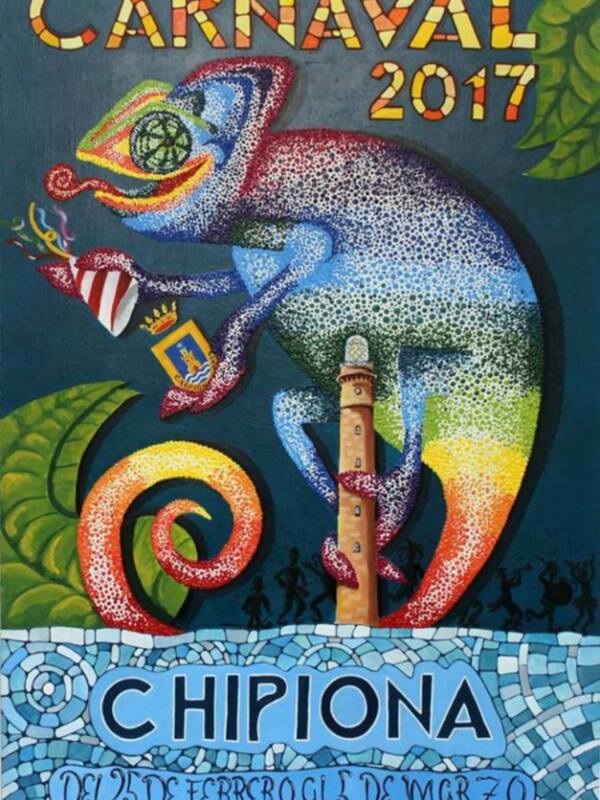 Carnaval 2017 en Chipiona, con una serpiente colorida y símbolos nacionales.