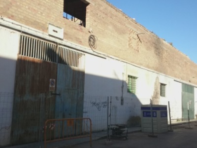 El Ayuntamiento inicia los trabajos de demolición de la nave de la calle manzano por el mal estado en que se encontraba la construcción
