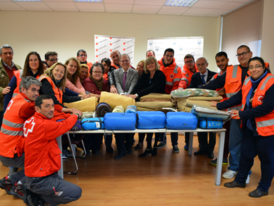 El Ateneo sevillano entrega mantas y sacos de dormir para el colectivo de la Cruz Roja.