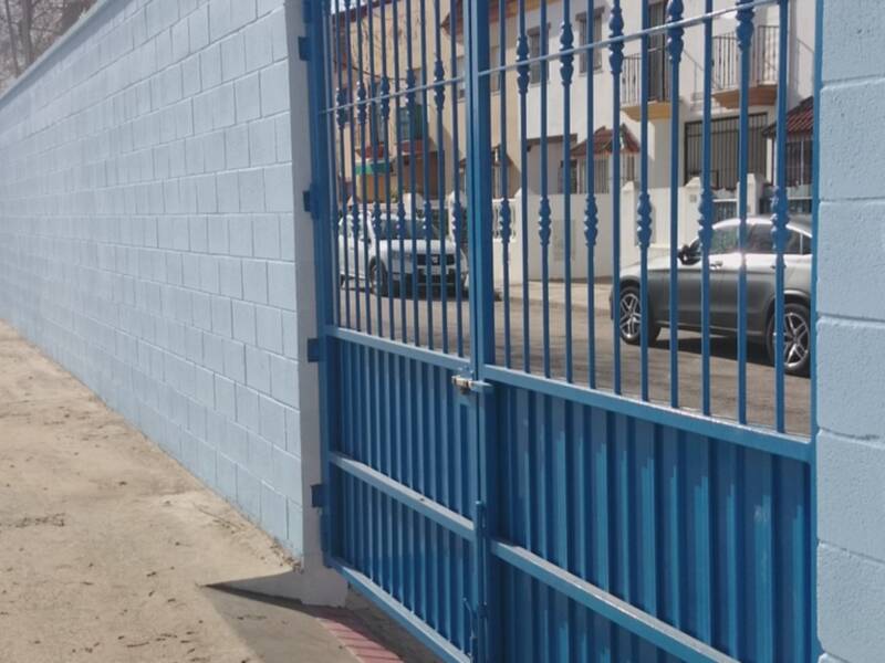 Finaliza la construcción del muro de cerramiento del polideportivo municipal con fondos del Plan Invierte