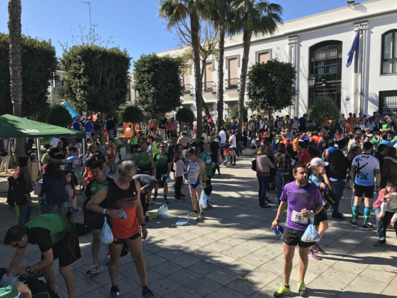 Luis Manuel Quintero y Virginia Carrasco vencedores en una Media maratón Costa de la Luz que discurrió por el paseo marítimo de la playa de Regla