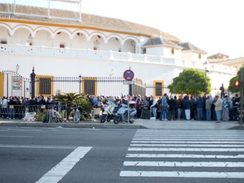 Largas colas que denotan una gran expectación para la Feria