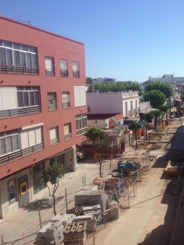 Izquierda Unida Chipìona solicita que se amortigüe los efectos negativos de las obras en el centro comercial abierto.