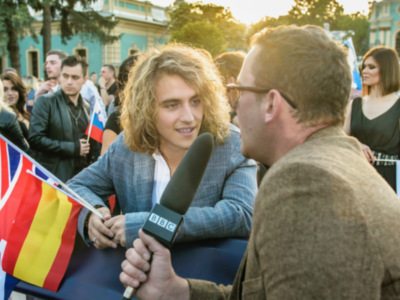 FOTOS MANEL NAVARRO EN LA ALFOMBRA ROJA DE LA INAUGURACIÓN DEL FESTIVAL de Eurovisión 2017