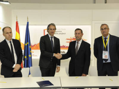 De la Serna preside la firma de un convenio que contempla la ejecución del acceso directo al puerto de Sevilla
