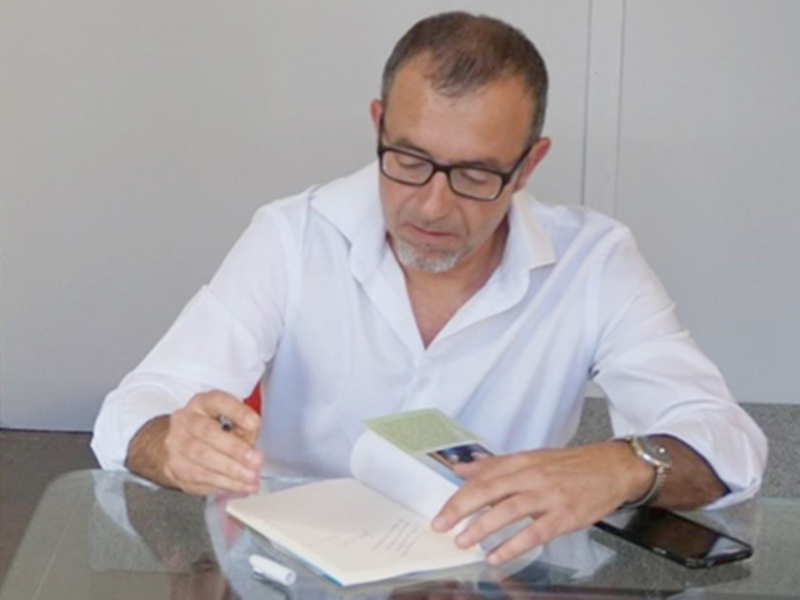 El escritor jerezano Martín Ángel Piñero Romero firmará su divertidísimo diccionario de humor "Diccionario ...O cómo dar mil y pico patadas a la R.A.E