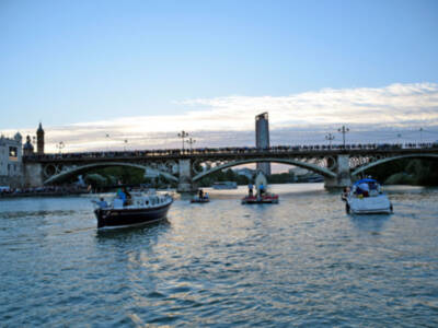 El arrabal Trianero siguió la procesión fluvial y terrestre del Carmen del Puente de Triana.