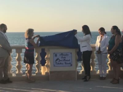 José Manuel Caballero Bonald ya cuenta en el Paseo de Las Canteras con un mirador que se asoma al Atlántico con su nombre