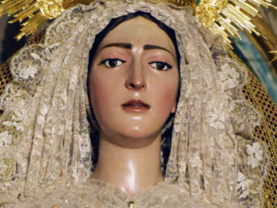 Los vestidores y camareras cambiaron  a la Virgen de la Esperanza Ilipense para el tiempo estival.