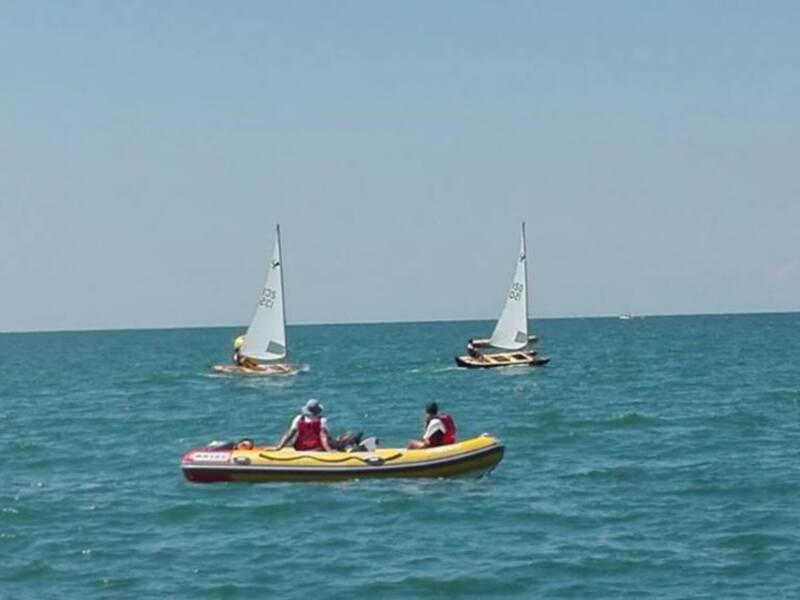 Rafael Ruiz y Ramón Calero lideran el Campeonato de España de Patín a vela que se disputa en aguas chipioneras tras la primera jornada