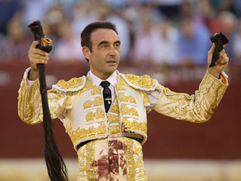 Enrique Ponce corta un rabo en la segunda de Murcia