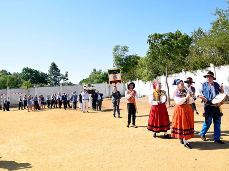 La Patrona de Cantabria procesionó por la cede social y regional de Sevilla.