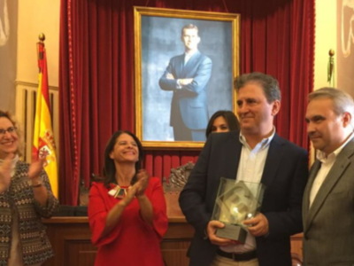 El sevillano Francisco Gallardo Rodríguez recibe premio Ciudad de Badajoz por su novela 'Áspera seda de la muerte' de manos del alcalde