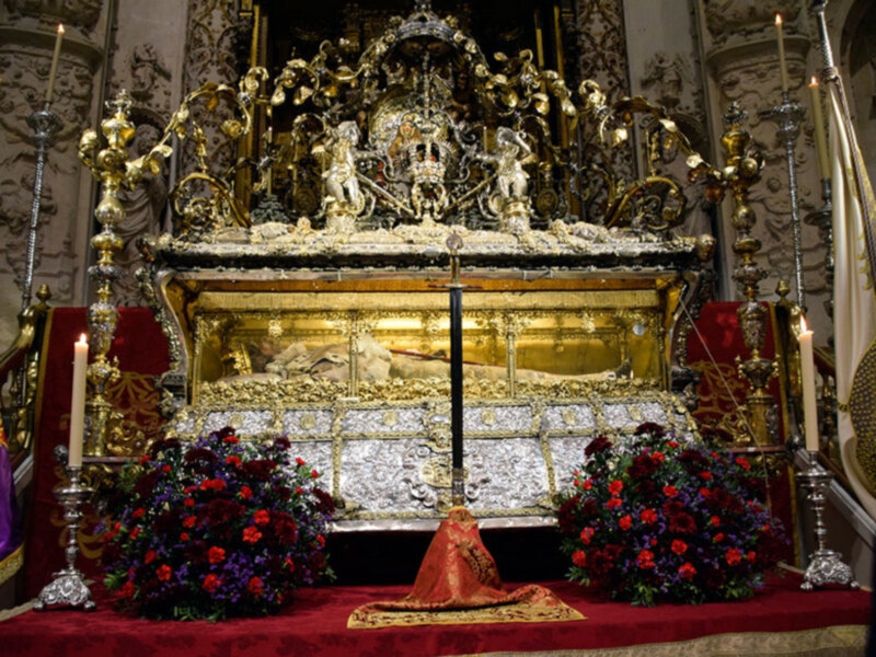 Recordando la Historia en la procesión de la Espada en la catedral de Sevilla