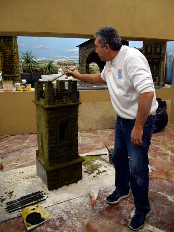 El maestro Silvio Torilo montó el Belén del Círculo Mercantil.