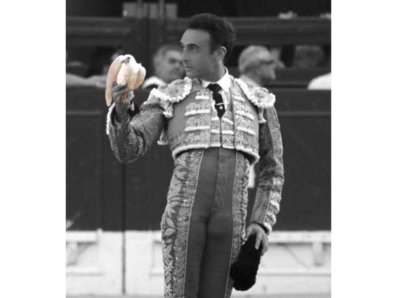 Enrique Ponce dona a la Fundación Aladina el Premio Nacional de Tauromaquia