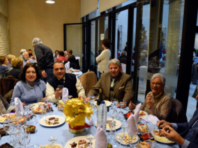 Almuerzo de los compañeros en víspera de Navidad en un centro cívico de Sevilla